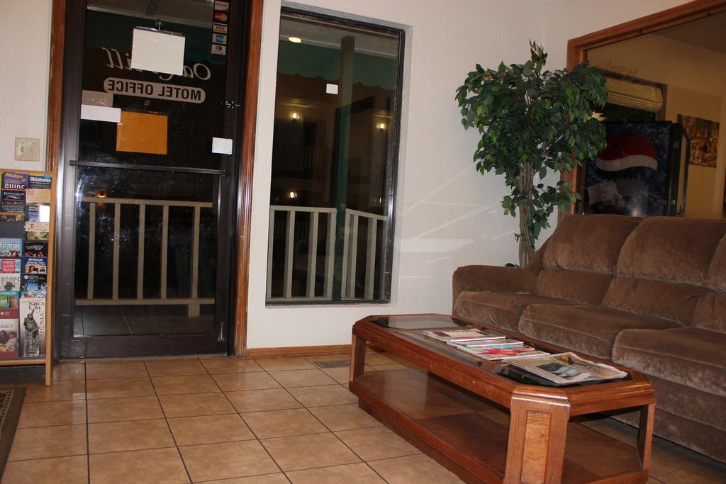 Oak Hill Inn And Suites Tahlequah Bagian luar foto