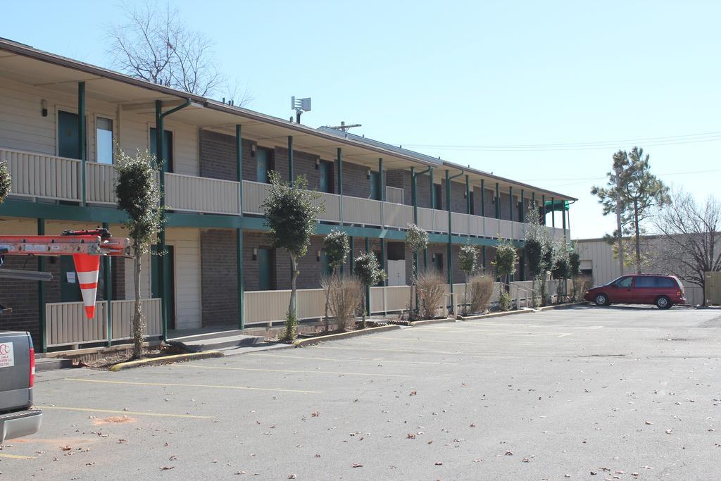 Oak Hill Inn And Suites Tahlequah Bagian luar foto