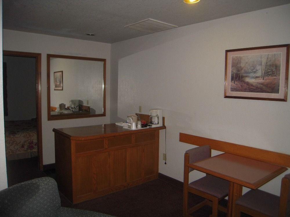 Oak Hill Inn And Suites Tahlequah Bagian luar foto