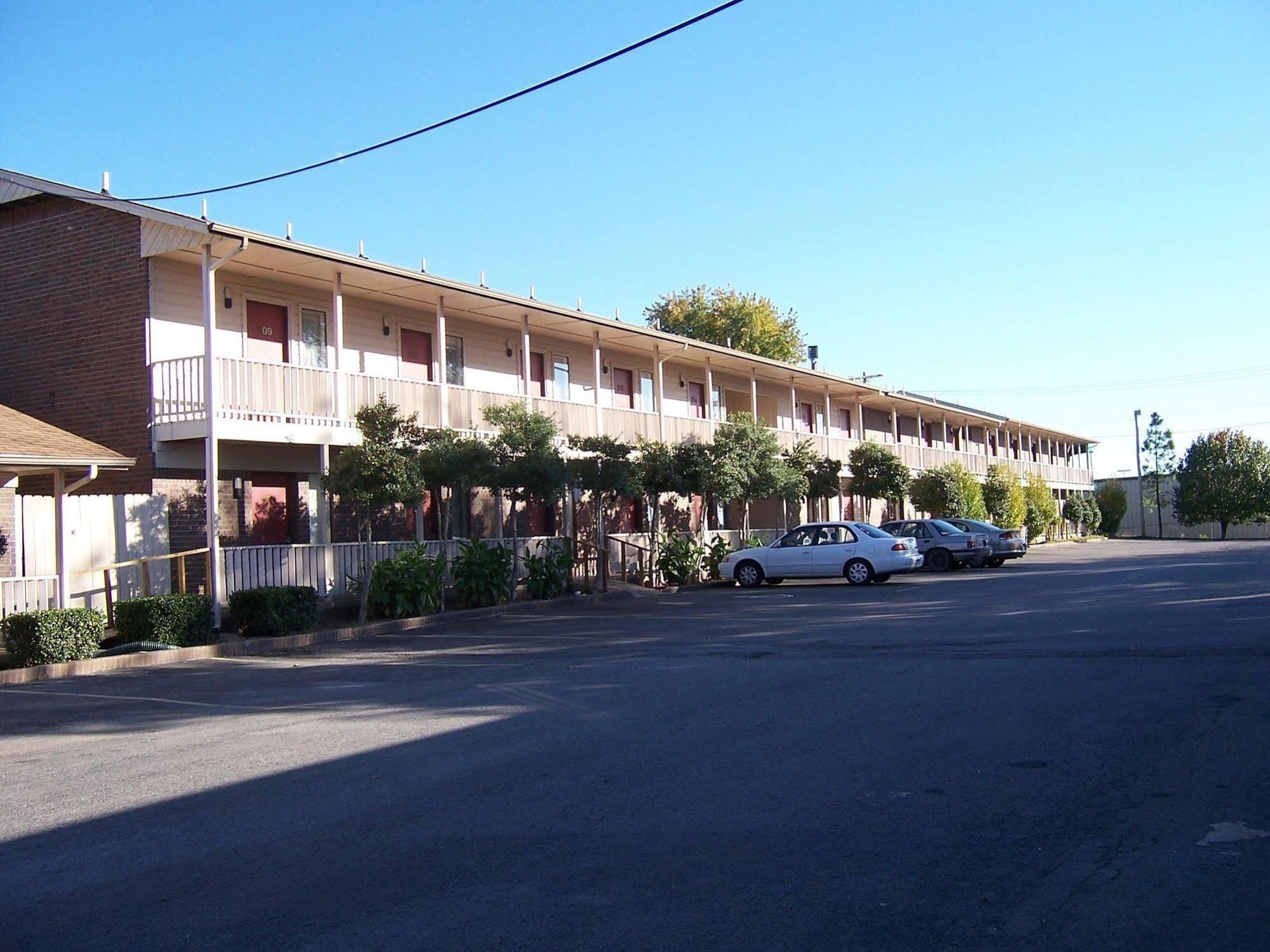 Oak Hill Inn And Suites Tahlequah Bagian luar foto