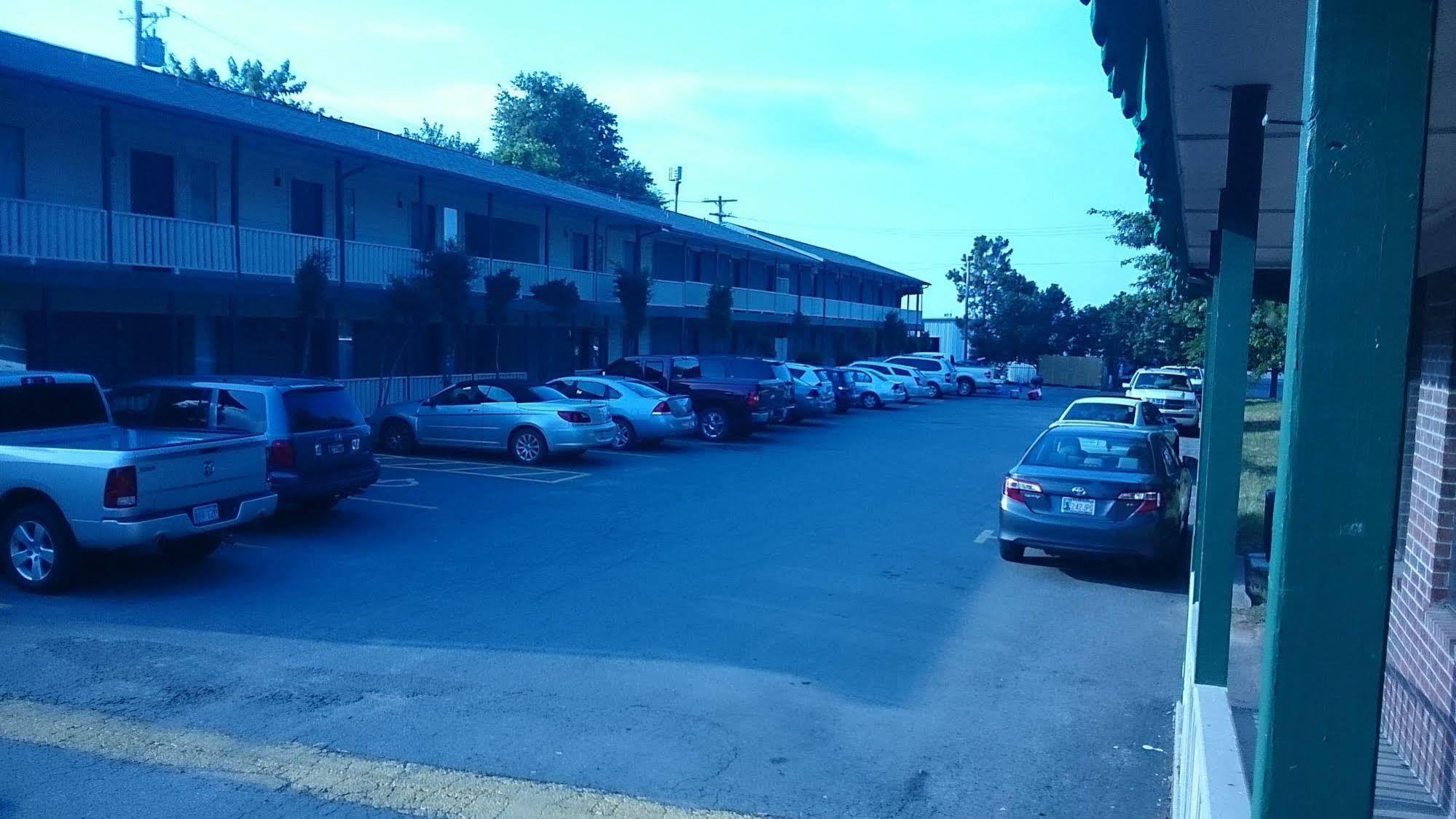Oak Hill Inn And Suites Tahlequah Bagian luar foto