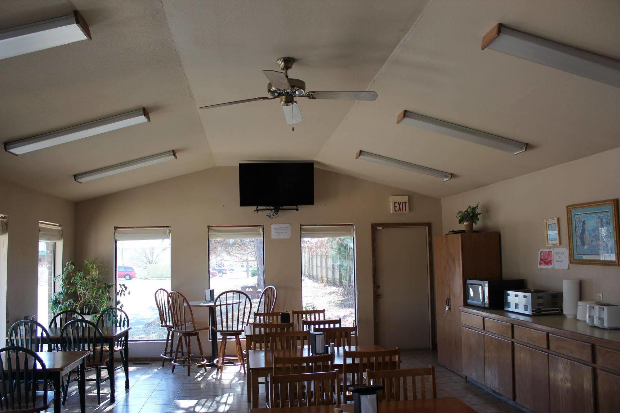 Oak Hill Inn And Suites Tahlequah Bagian luar foto