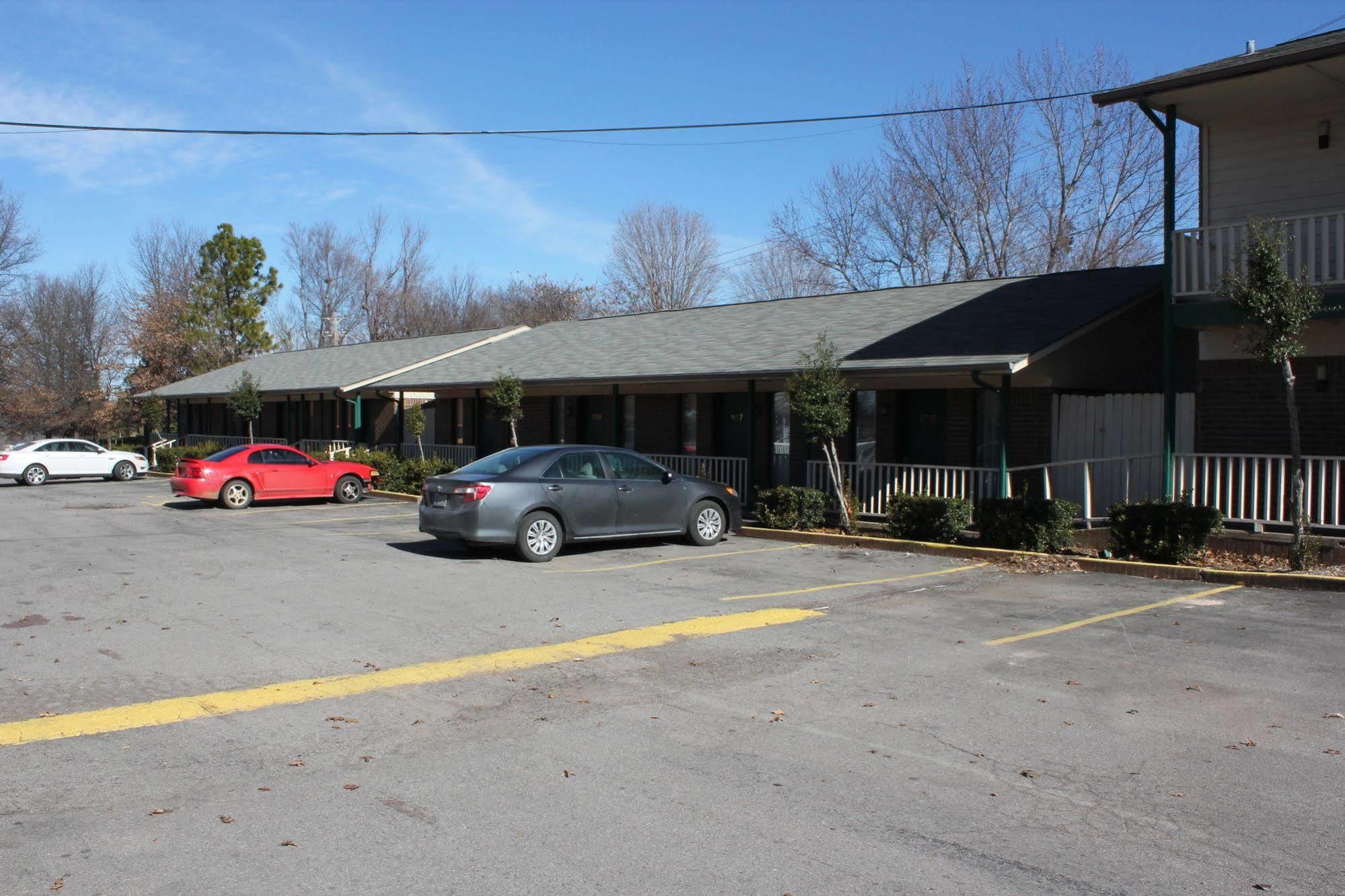 Oak Hill Inn And Suites Tahlequah Bagian luar foto